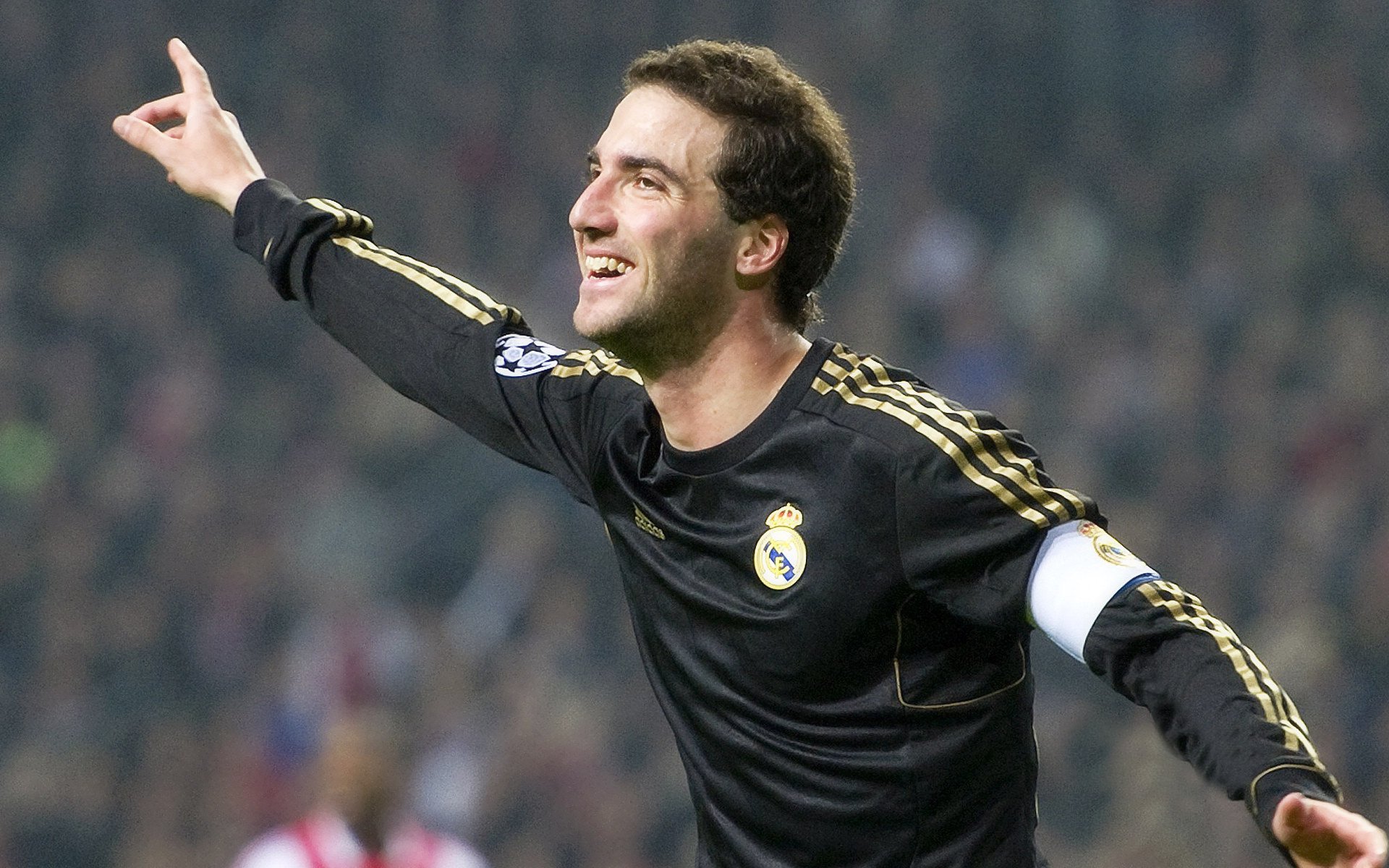 赛季首个“十连胜”：球队背后战术揭秘